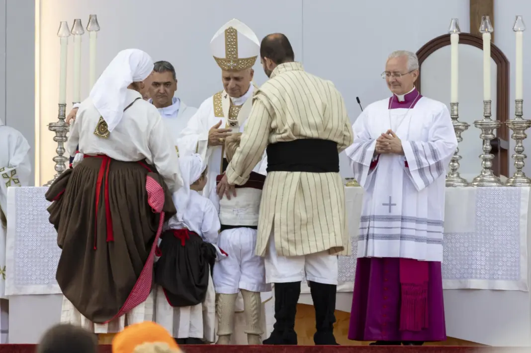 El papa León XIV ha dado las gracias "por tanto bien que se hace aquí cada día" en Canarias, durante la homilía de la misa multitudinaria que se celebra en el estadio de Gran Canaria. EFE/ Quique Curbelo