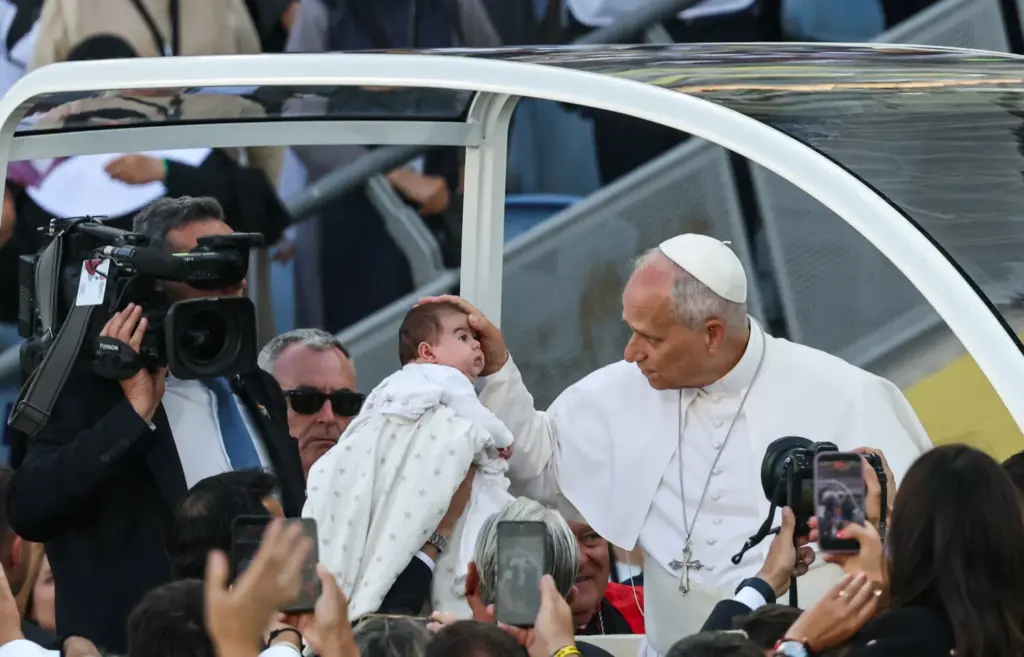El Papa León XIV bendice a un niño a su llegada en el papamóvil para celebrar la Santa Misa en el Estadio de Gran Canaria, en Las Palmas de Gran Canaria, durante su viaje apostólico por la isla de Gran Canaria, España, el 11 de junio de 2026. REUTERS/Yara Nardi