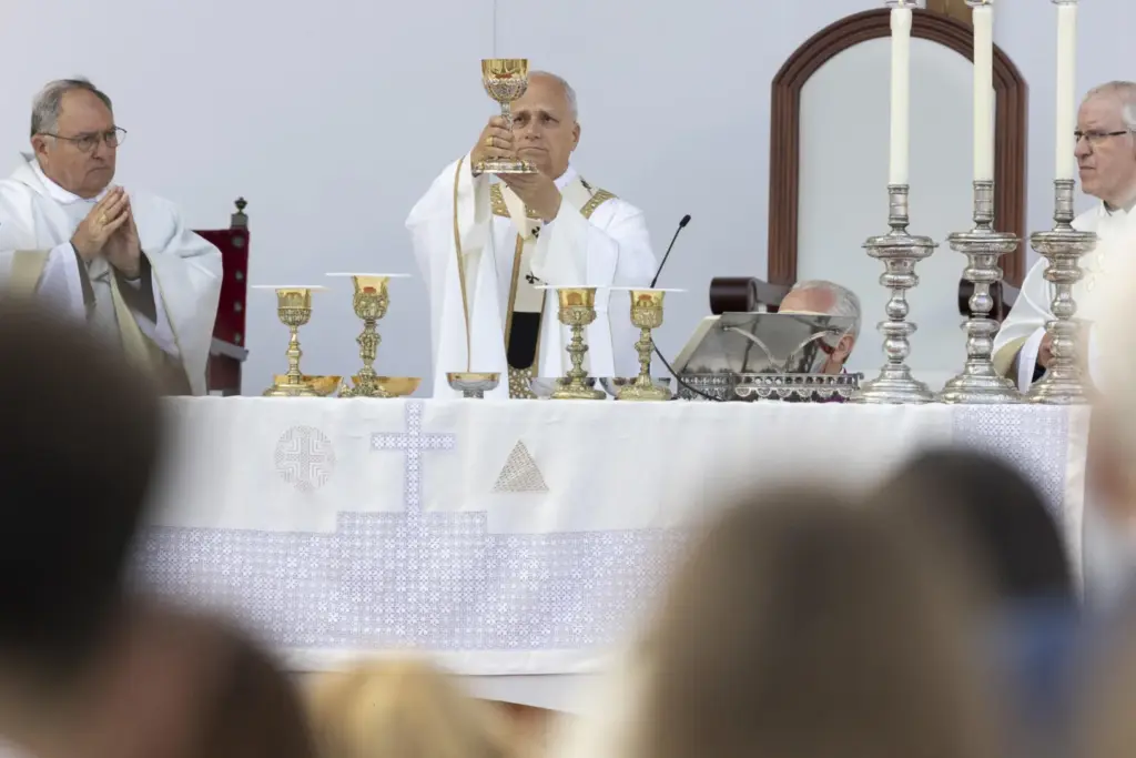 "Quiero antes que nada dar gracias al Señor por tanto bien que se hace aquí cada día, confiándole el compromiso de todos y al mismo tiempo los sufrimientos de los que esta tierra es testigo", ha comenzado así su homilía el papa ante cerca de 41.000 personas. EFE/ Quique Curbelo