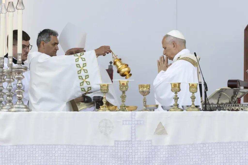 El papa León XIV ha dado las gracias "por tanto bien que se hace aquí cada día" en Canarias, durante la homilía de la misa multitudinaria que se celebra en el estadio de Gran Canaria.