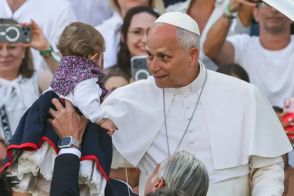 El Papa León XIV bendice a un niño a su llegada en el papamóvil para celebrar la Santa Misa en el Estadio de Gran Canaria, en Las Palmas de Gran Canaria, durante su viaje apostólico por la isla de Gran Canaria, España, el 11 de junio de 2026. REUTERS/Yara Nardi