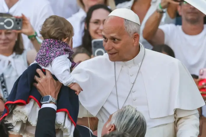 El Papa León XIV bendice a un niño a su llegada en el papamóvil para celebrar la Santa Misa en el Estadio de Gran Canaria, en Las Palmas de Gran Canaria, durante su viaje apostólico por la isla de Gran Canaria, España, el 11 de junio de 2026. REUTERS/Yara Nardi