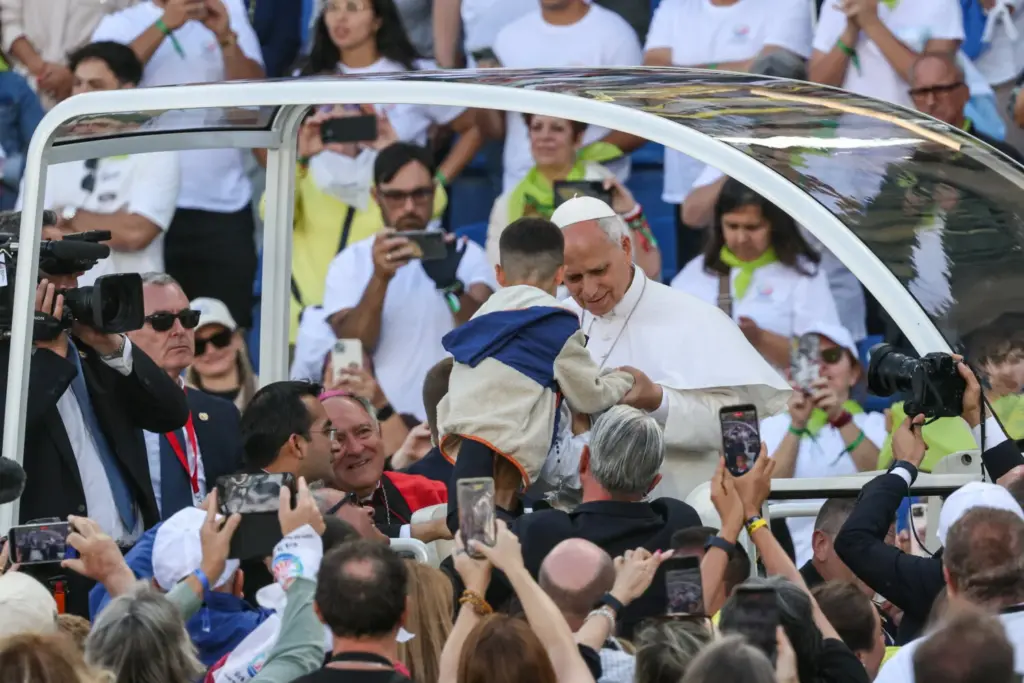 El papa León XIV saluda a un niño a su llegada en el papamóvil para celebrar la Santa Misa en el Estadio de Gran Canaria, en Las Palmas de Gran Canaria, durante su viaje apostólico por la isla de Gran Canaria, España, el 11 de junio de 2026. REUTERS/Yara Nardi
