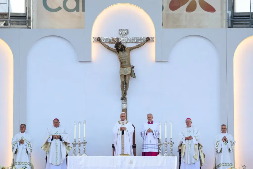 El Papa León XIV celebra la Santa Misa en el Estadio de Gran Canaria, en Las Palmas de Gran Canaria, durante su viaje apostólico por la isla de Gran Canaria, España, el 11 de junio de 2026. REUTERS/Yara Nardi
