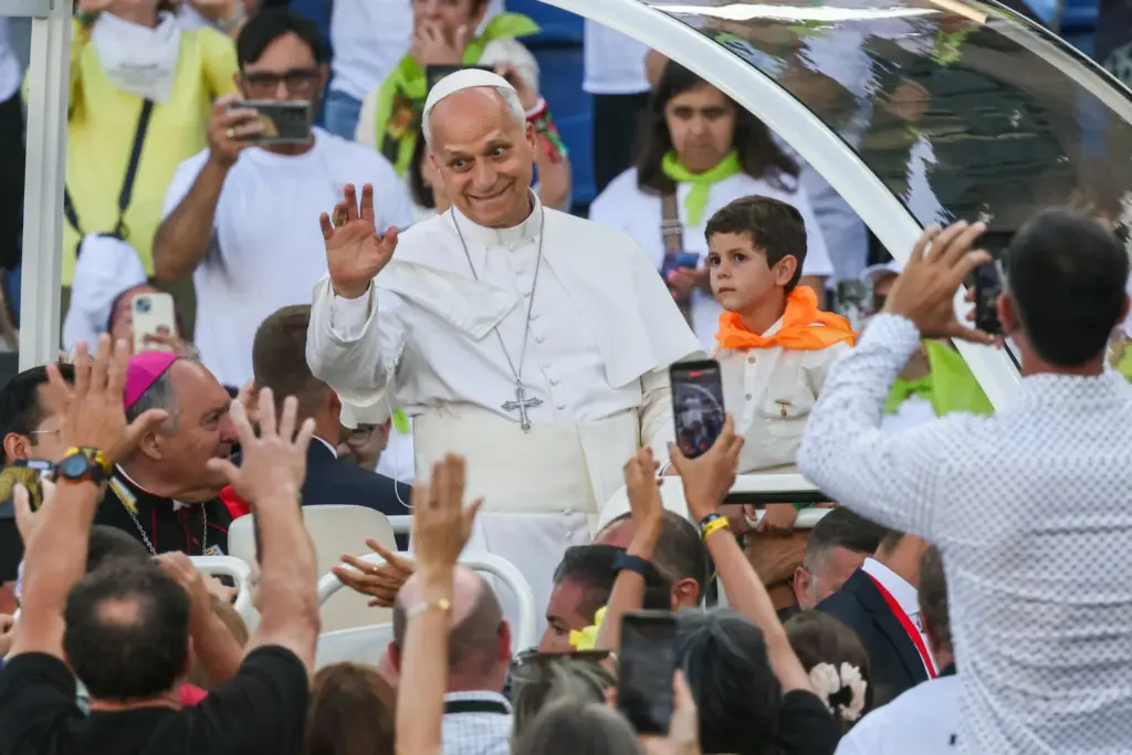 El papa León XIV saluda a los fieles a su llegada en el papamóvil para celebrar la Santa Misa en el Estadio de Gran Canaria, en Las Palmas de Gran Canaria, durante su viaje apostólico por la isla de Gran Canaria, España, el 11 de junio de 2026. REUTERS/Yara Nardi