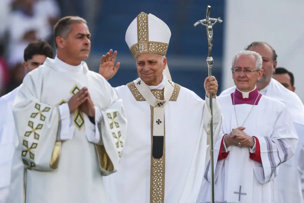 El Papa León XIV saluda a la multitud en el Estadio de Gran Canaria, en Las Palmas de Gran Canaria, el día de una Santa Misa durante su viaje apostólico por la isla de Gran Canaria, España, el 11 de junio de 2026. REUTERS/Yara Nardi