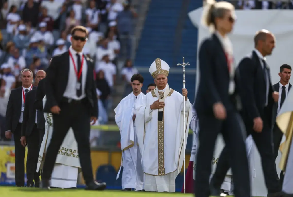 El papa León XIV participa en una procesión en el Estadio de Gran Canaria, en Las Palmas de Gran Canaria, el día en que celebra la Santa Misa durante su viaje apostólico por la isla de Gran Canaria, España, el 11 de junio de 2026. REUTERS/Yara Nardi