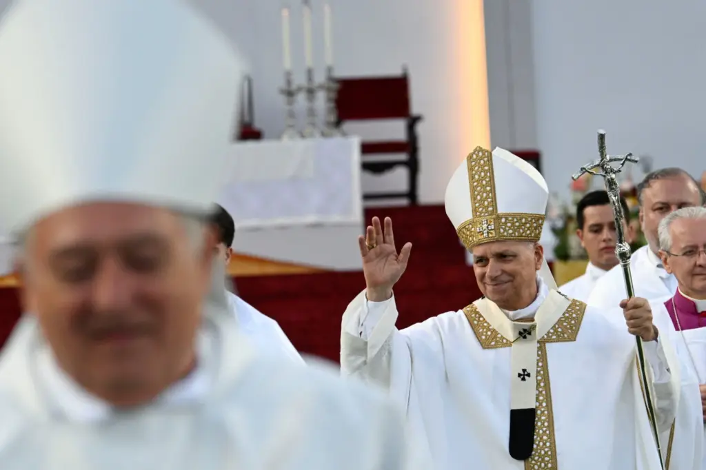 El Papa León XIV saluda a la multitud antes de la Santa Misa en el Estadio de Gran Canaria, en Las Palmas de Gran Canaria, durante su viaje apostólico a las Islas Canarias, donde se reúne con migrantes y organizaciones humanitarias, España, 11 de junio de 2026. Simone Risoluti/Vatican Media/Handout