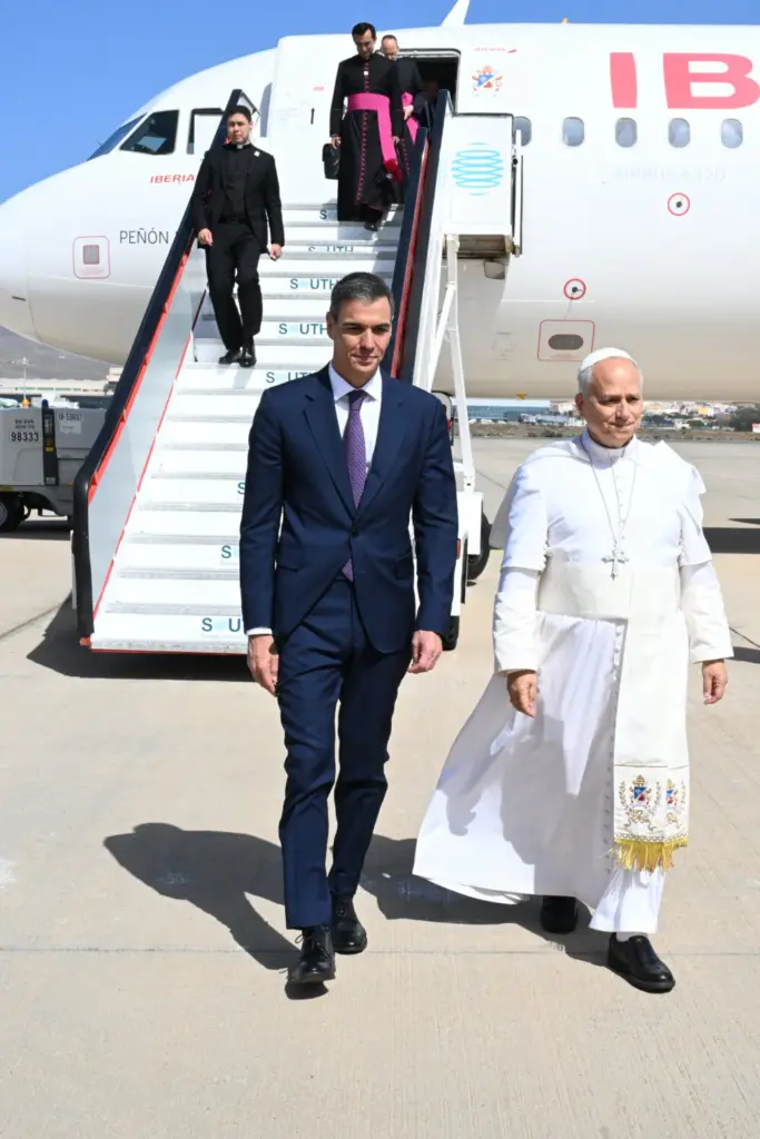 Pedro Sánchez recibe a León XIV en Gando