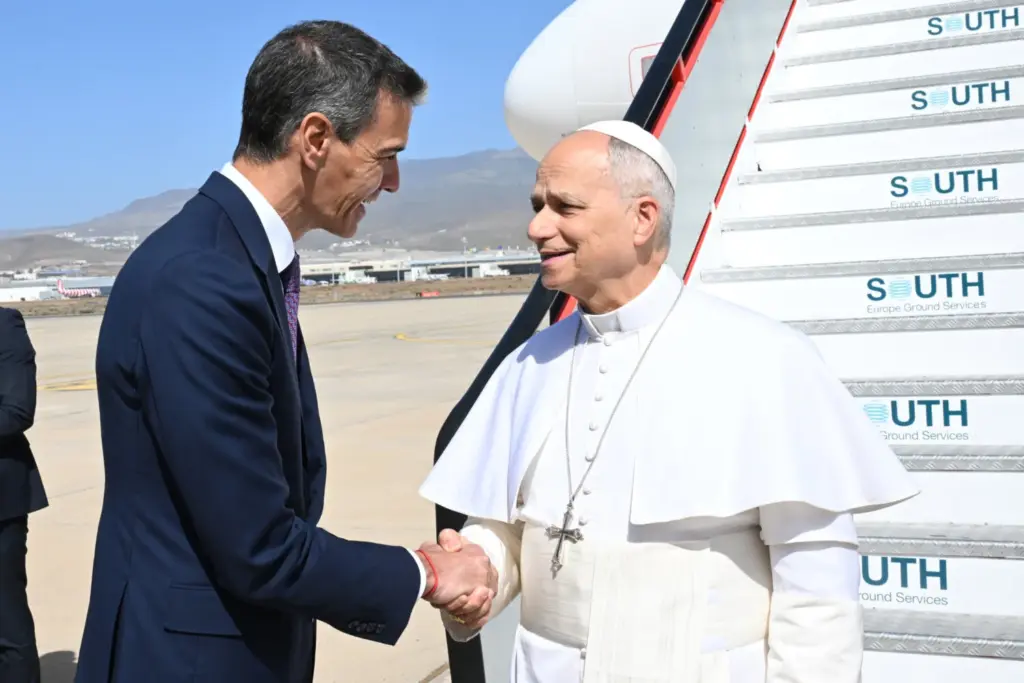 Pedro Sánchez recibe a León XIV en Gando