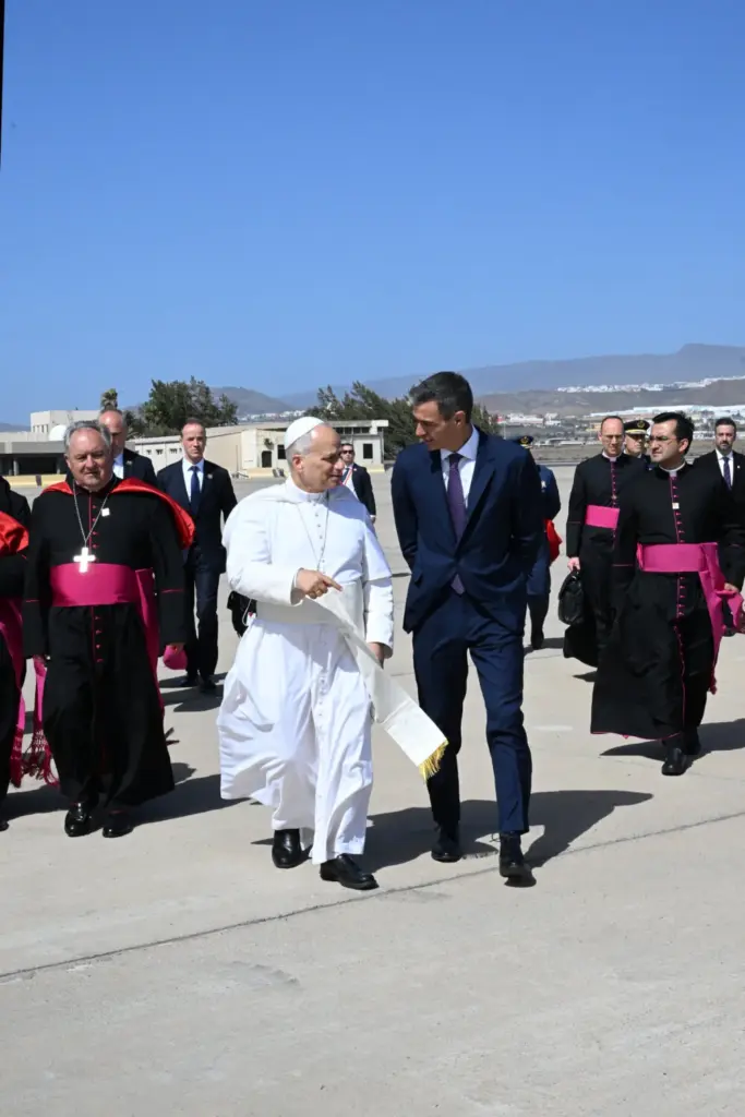 Pedro Sánchez recibe a León XIV en Gando