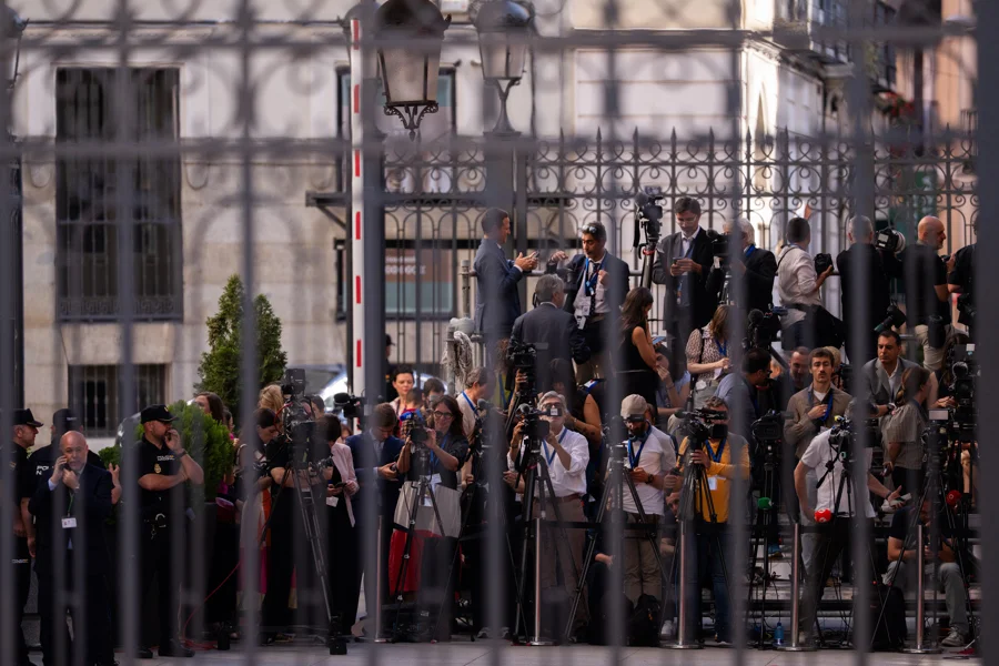Medios de comunicación a la entrada del Congreso de los diputados donde el papa León XIV pronuncia este lunes un esperado e histórico discurso en las Cortes durante su visita a España. EFE/ Borja Sanchez-trillo