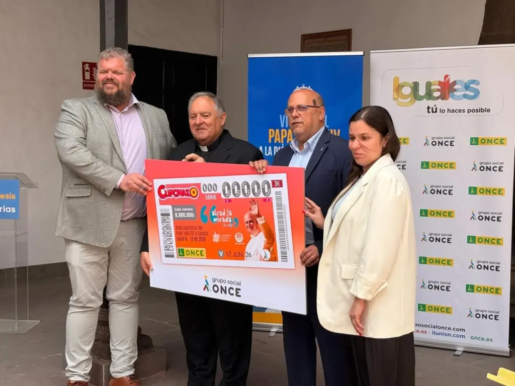 La ONCE entrega al obispo de Canarias una copina del Cuponazos dedicado al viaje apostólico del Papa a España