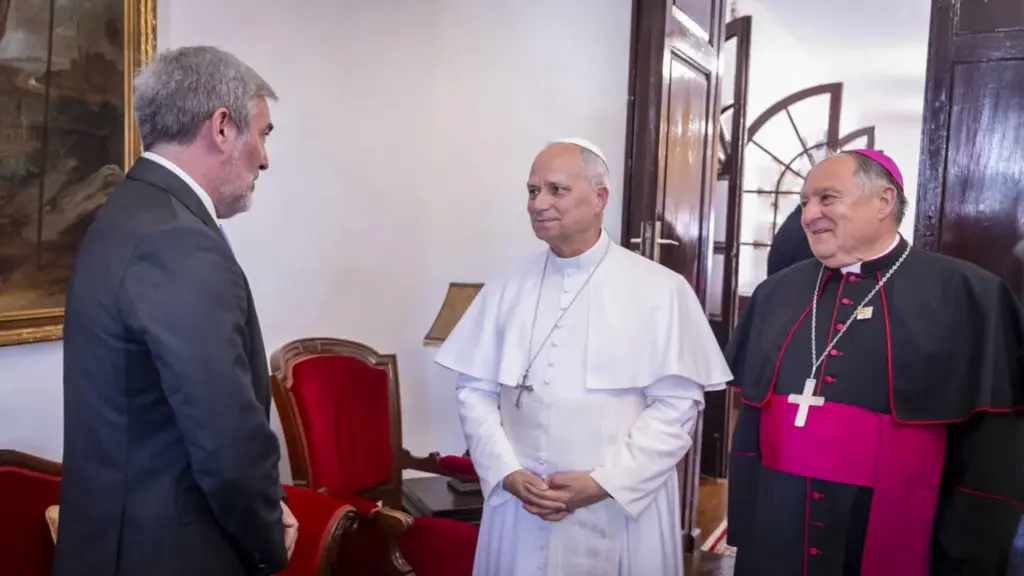 El papa León XIV ha recibido durante 20 minutos al presidente de Canarias en una audiencia privada en el Palacio Episcopal de Las Palmas de Gran Canaria EFE/Gobierno de Canarias