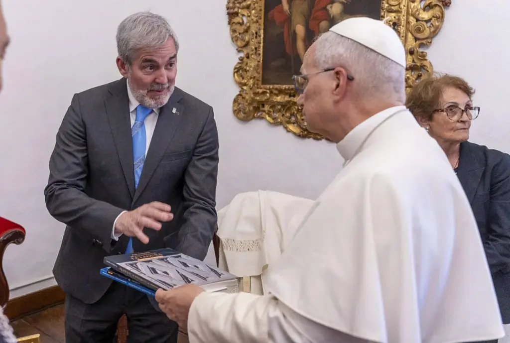 El papa León XIV ha recibido durante 20 minutos al presidente de Canarias en una audiencia privada en el Palacio Episcopal de Las Palmas de Gran Canaria, en un encuentro que Fernando Clavijo (i) ha aprovechado para agradecerle su "firme discurso" en el muelle de Arguineguín. 