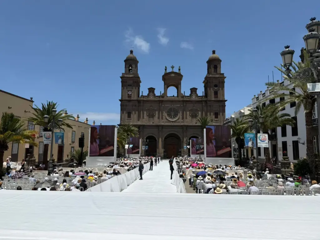 Siguen la misa del Papa en las pantallas instaladas en la Plaza de Santa Ana