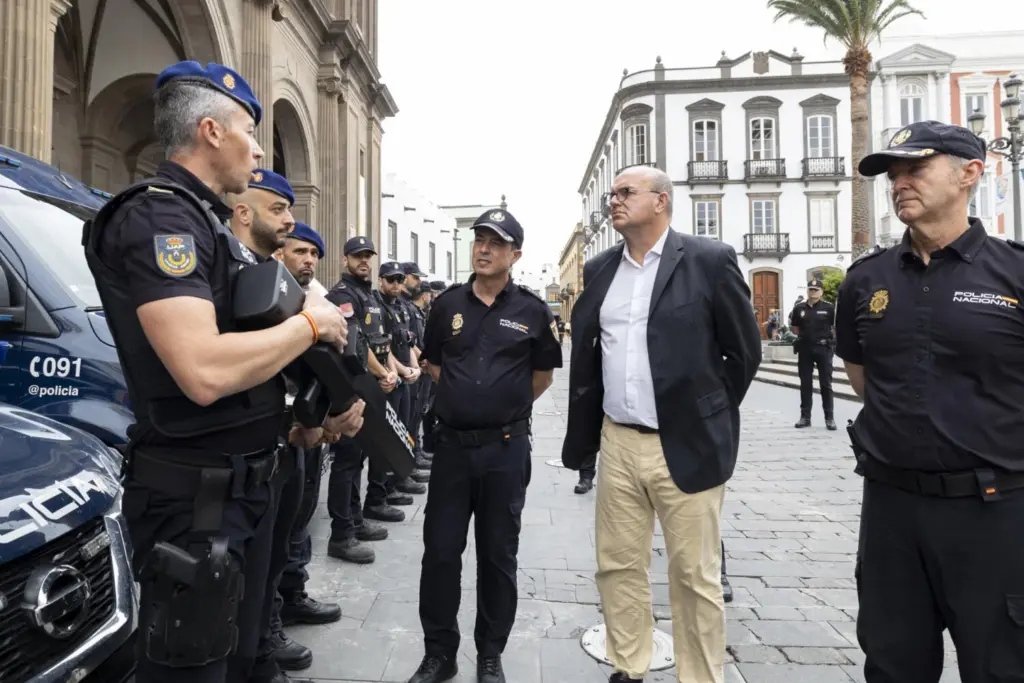 El delegado del Gobierno en Canarias, Anselmo Pestana (3d), el comisario general de Seguridad Ciudadana, Francisco López Gordo (d), y el jefe superior de Policía de Canarias, Jesús María Gómez (3d), dieron a conocer este miércoles el dispositivo de seguridad que acompañará al papa León XIV en la primera visita que un pontífice realiza a las islas. EFE/ Quique Curbelo