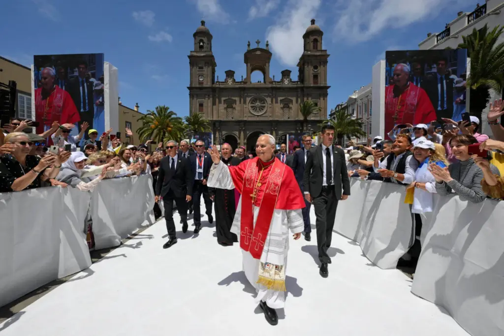 El Papa León XIV saluda a los fieles tras salir de una reunión con obispos, sacerdotes, diáconos, fieles, seminaristas y agentes pastorales en la Catedral de Santa Ana en Las Palmas de Gran Canaria. Simone Risoluti/Vatican Media/Handout vía REUTERS
