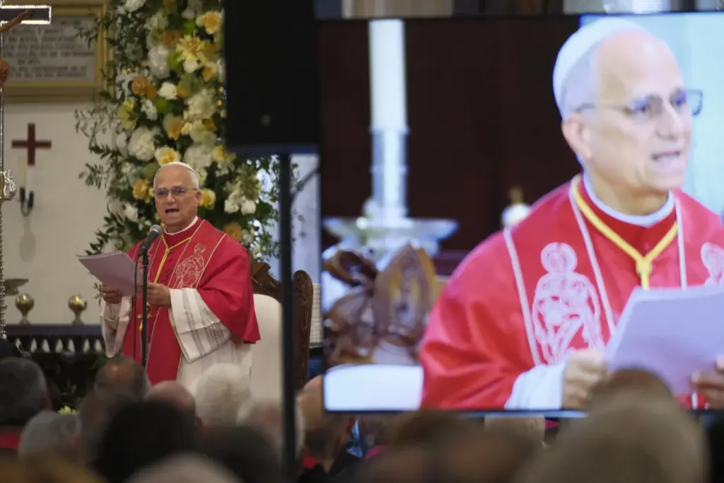 El papa León XIV durante un encuentro con obispos, sacerdotes, diáconos, religiosos, seminaristas y agentes de pastoral en la Catedral de Santa Ana este jueves, en Las Palmas de Gran Canaria. EFE/ Angel Medina G.