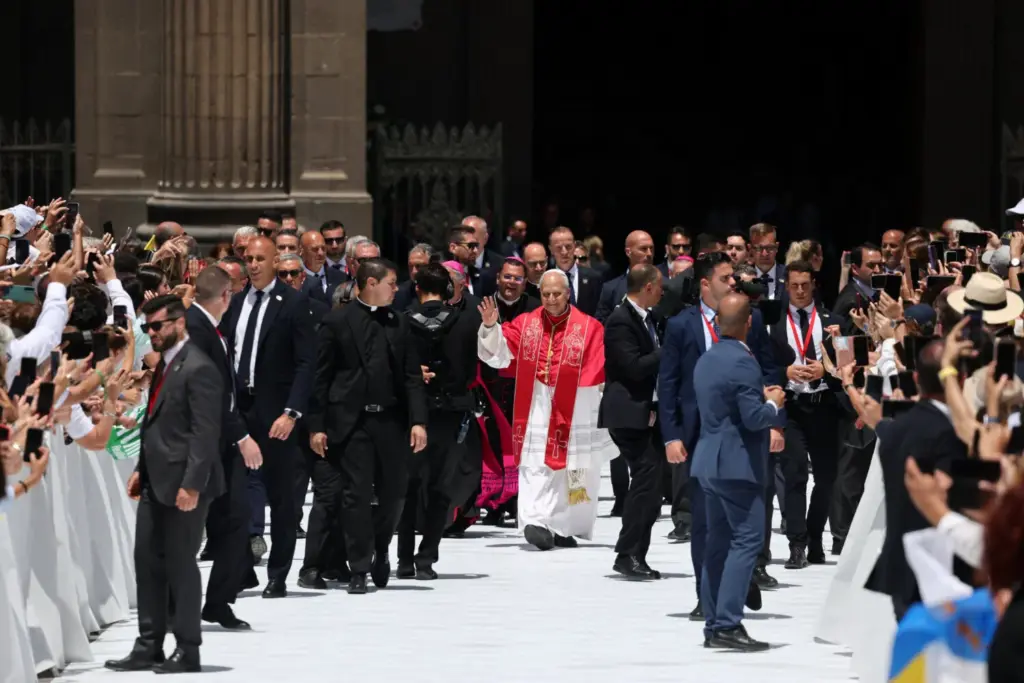 El papa León XIV se retira tras una reunión con obispos, sacerdotes, fieles, seminaristas y agentes pastorales en la catedral de Santa Ana en Las Palmas de Gran Canaria. REUTERS/Yara Nardi