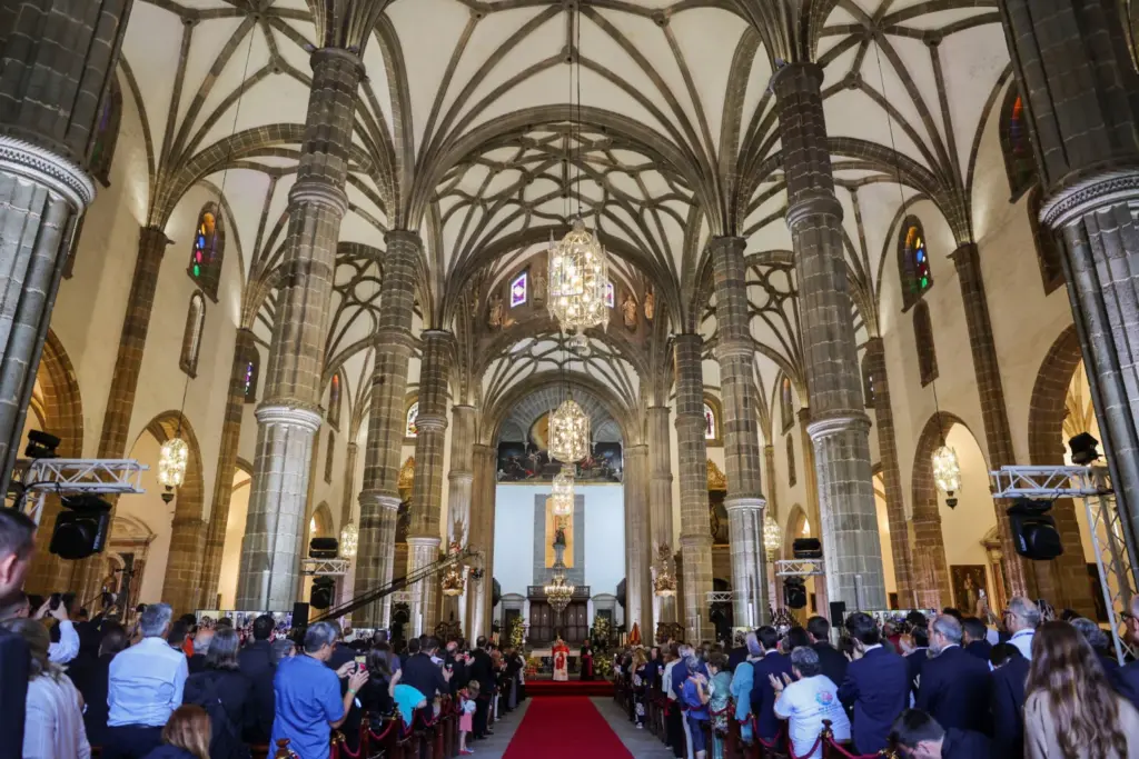 El papa León XIV se reúne con obispos, seminaristas y agentes pastorales en la catedral de Santa Ana en Las Palmas de Gran Canaria. REUTERS/Yara Nardi