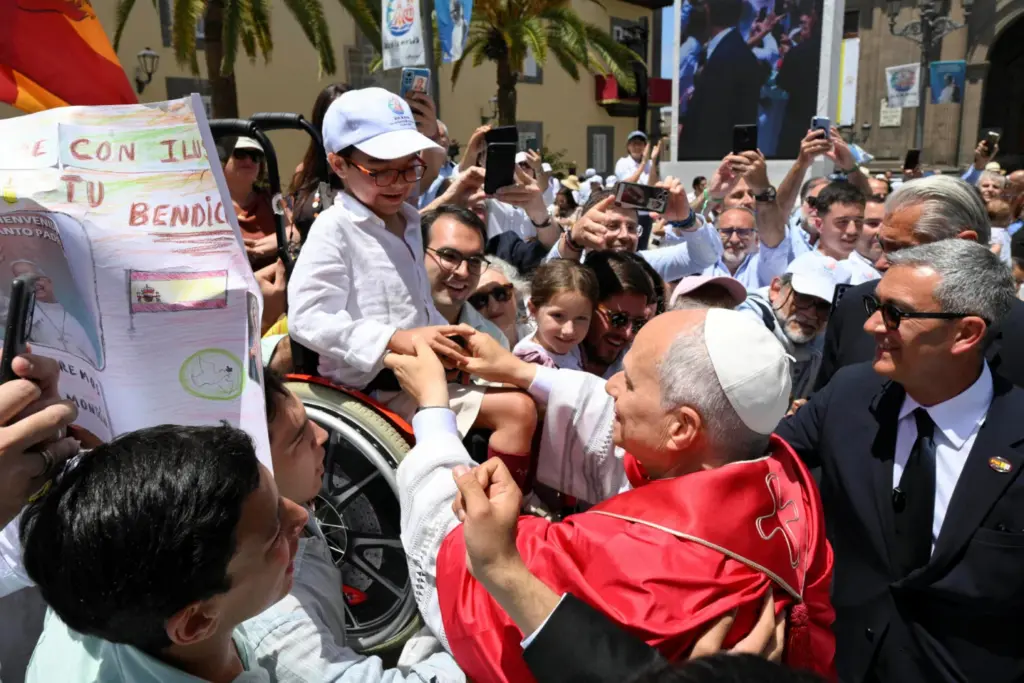 El papa León XIV saluda a un niño en silla de ruedas tras salir de la catedral de Santa Ana en Las Palmas de Gran Canaria, durante su viaje apostólico por la isla de Gran Canaria, España, el 11 de junio de 2026. Simone Risoluti/Vatican Media/Handout vía REUTERS
