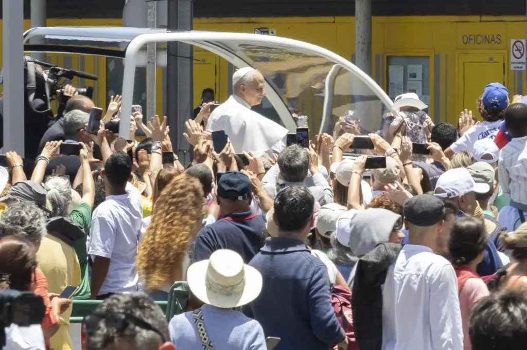 El papa León XIV se dirige en el papamóvil a la catedral de Santa Ana, donde se reunió este jueves con los obispos, sacerdotes, los diáconos, religiosas, seminaristas y agentes de pastoral. EFE/ Quique Curbelo