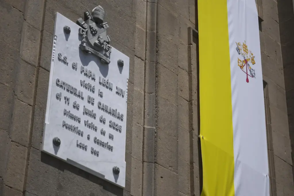 Vista de la placa conmemorativa del papa León XIV en la Catedral de Santa Ana, donde mantiene un encuentro con obispos, sacerdotes, diáconos, religiosos, seminaristas y agentes de pastoral este jueves, en Las Palmas de Gran Canaria. EFE/ Angel Medina G.