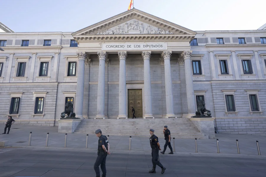 Seguridad a las puertas del Congreso a la espera de la visita del papa León XIV, este lunes. EFE/Borja Sanchez-Trillo