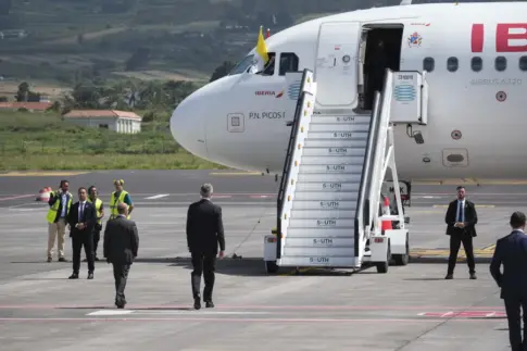 Un incidencia técnica retrasa el despegue del avión del papa en Tenerife Norte