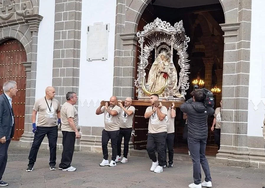 Salida de la Virgen del Pino de la Basílica de Teror. Imagen Ayuntamiento de Teror