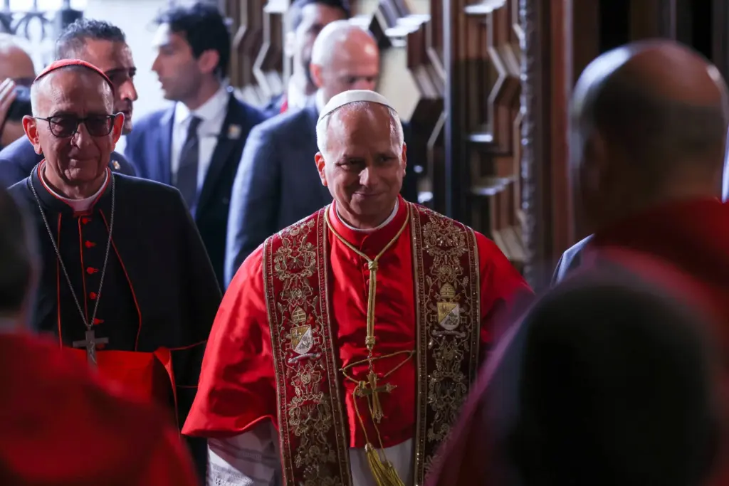 El papa León XIV llega a la Catedral de la Santa Cruz y Santa Eulalia, durante su viaje apostólico, en Barcelona, España, el 9 de junio de 2026. REUTERS/Bruna Casas