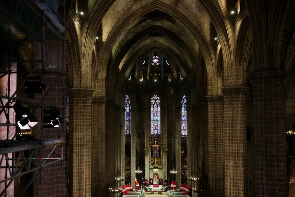 El papa León XIV asiste a las oraciones del mediodía en la Catedral de la Santa Cruz y Santa Eulalia, durante su viaje apostólico, en Barcelona, España, el 9 de junio de 2026. REUTERS/Yara Nardi