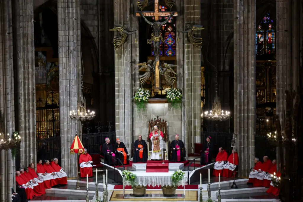 El papa León XIV asiste a las oraciones del mediodía en la Catedral de la Santa Cruz y Santa Eulalia, durante su viaje apostólico, en Barcelona, España, el 9 de junio de 2026. REUTERS/Yara Nardi