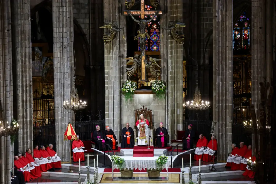 El papa León XIV asiste a las oraciones del mediodía en la Catedral de la Santa Cruz y Santa Eulalia, durante su viaje apostólico, en Barcelona, ​​España, el 9 de junio de 2026. REUTERS/Yara Nardi