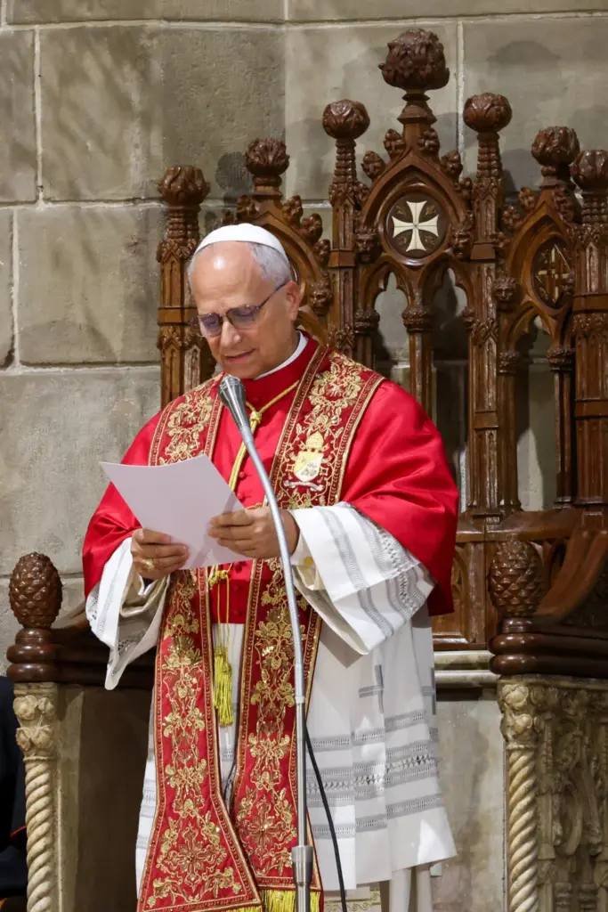El papa León XIV asiste a las oraciones del mediodía en la Catedral de la Santa Cruz y Santa Eulalia, durante su viaje apostólico, en Barcelona, España, el 9 de junio de 2026. REUTERS/Bruna Casas