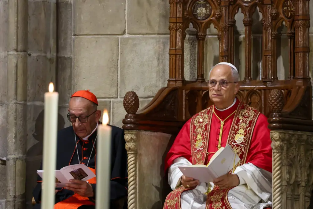 El papa León XIV asiste a las oraciones del mediodía en la Catedral de la Santa Cruz y Santa Eulalia, durante su viaje apostólico, en Barcelona, España, el 9 de junio de 2026. REUTERS/Bruna Casas