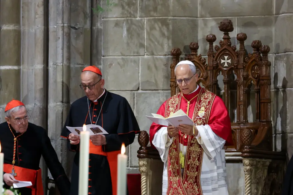 El papa León XIV asiste a las oraciones del mediodía en la Catedral de la Santa Cruz y Santa Eulalia, durante su viaje apostólico, en Barcelona, España, el 9 de junio de 2026. REUTERS/Bruna Casas