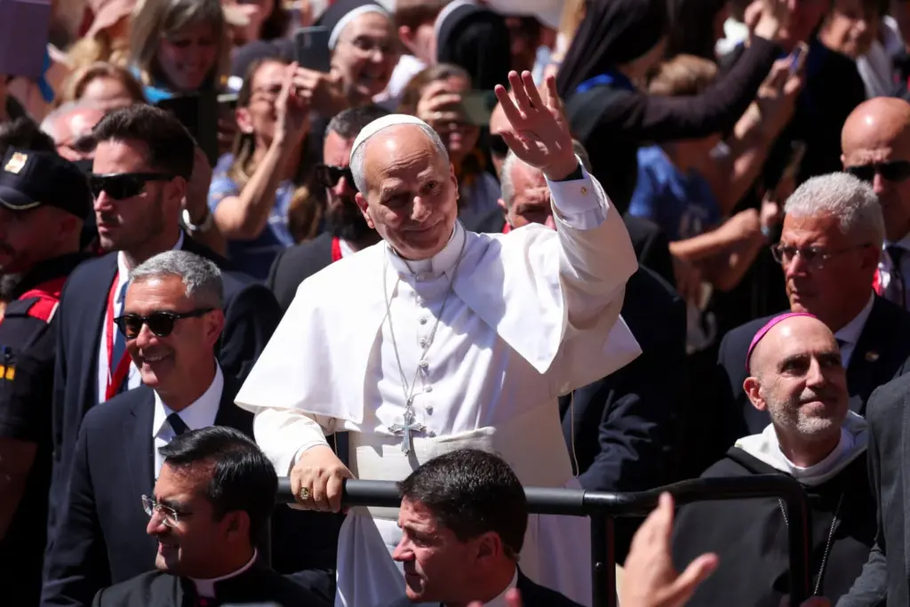 El papa León XIV llega a la Abadía de Nuestra Señora de Montserrat, durante su viaje apostólico, en Montserrat, cerca de Barcelona, ​​España, el 10 de junio de 2026. REUTERS/Bruna Casas