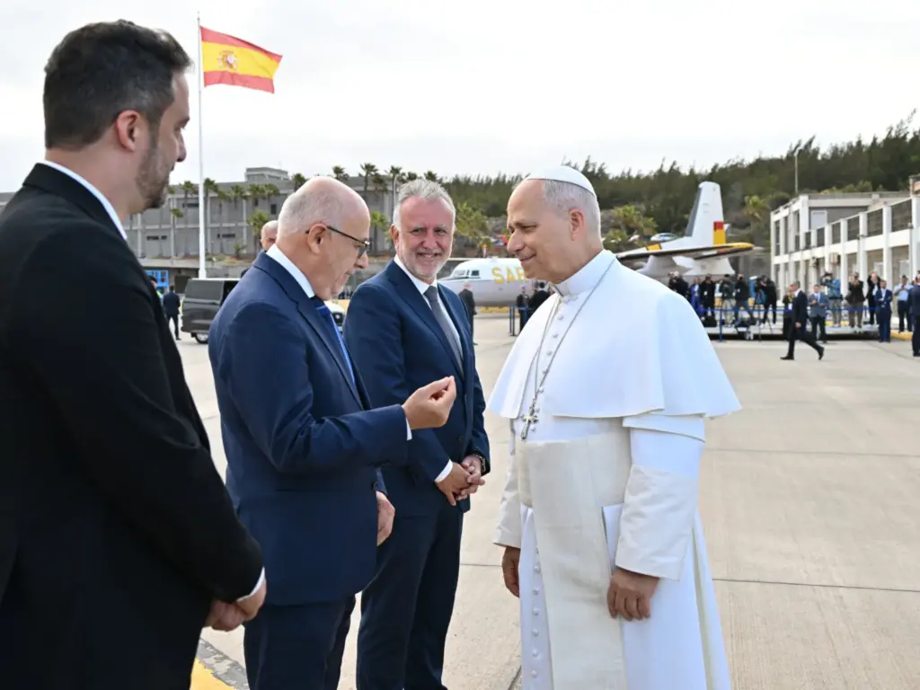 El papa León XIV habla con el presidente del Cabildo de Gran Canaria, Antonio Morales. Imagen Cabildo de Gran Canaria