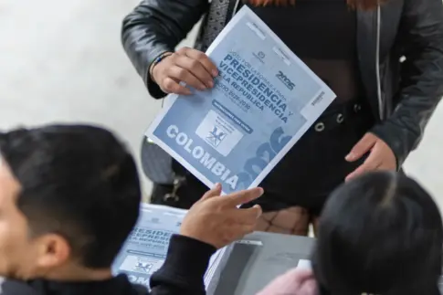 Colombia llega este domingo a la segunda vuelta de sus elecciones más polarizadas de su historia reciente