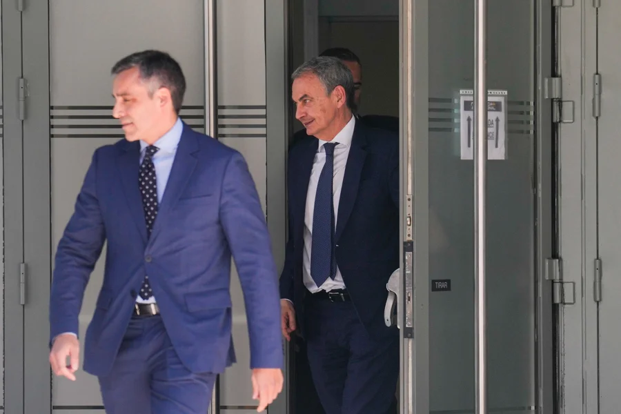 El expresidente del Gobierno José Luis Rodríguez Zapatero abandona la Audiencia Nacional tras casi tres horas de declaración como investigado en el caso Plus Ultra, en la que ha negado de plano haber ejercido ninguna influencia en favor de la aerolínea. EFE/Borja Sánchez Trillo