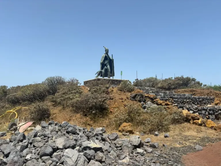 El Cabildo renueva el acceso al Monumento al Pastor Herreño de La Dehesa