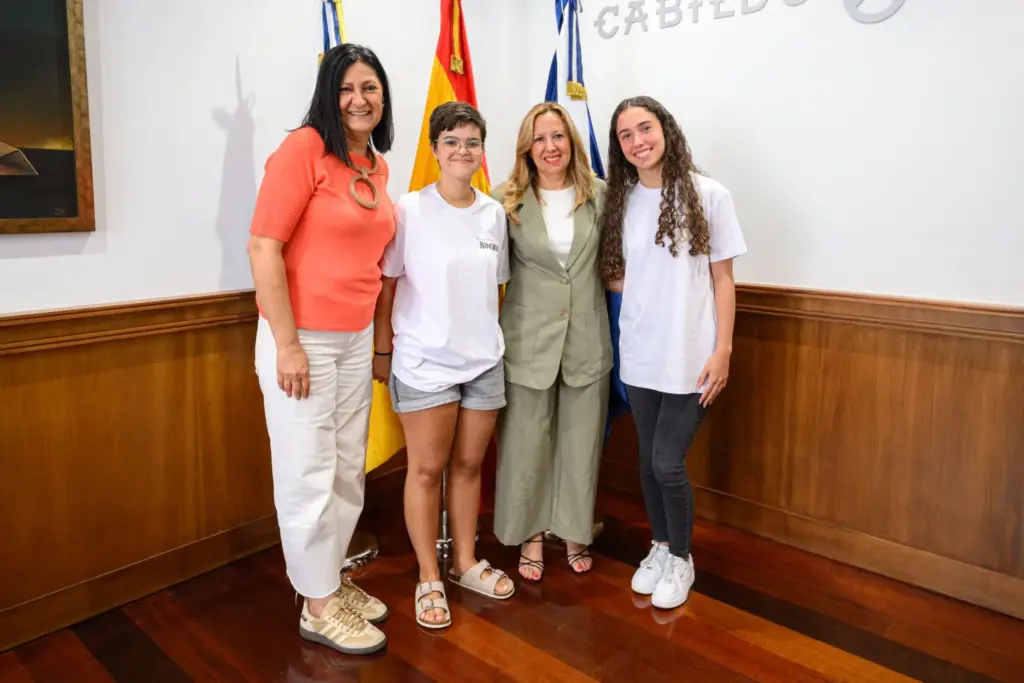 A través de la cuenta “Guagüeando por Tenerife”, Nayara y Lucía animan a miles de jóvenes a subirse a la guagua y apostar por una movilidad más sostenible