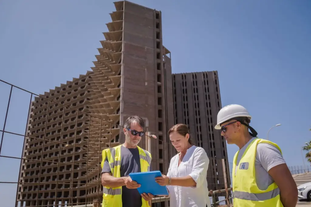 Santa Cruz inicia las obras para garantizar la seguridad en el hotel abandonado de Añaza