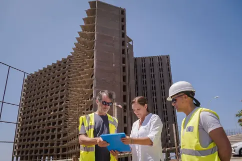 Santa Cruz inicia las obras para garantizar la seguridad en el hotel abandonado de Añaza