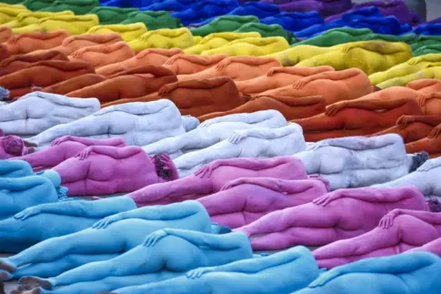 Spencer Tunick reúne a 500 personas desnudas para reivindicar la diversidad LGTBIQ+