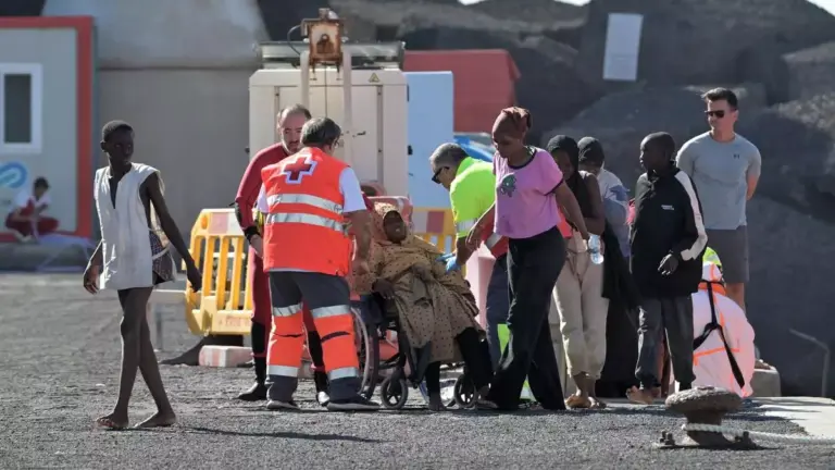 Una fallecida y 15 hospitalizados, entre ellos un bebé crítico, en un cayuco en El Hierro