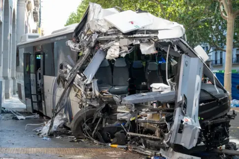 Cuatro personas críticas y 46 heridos en el choque de una guagua contra el edificio de la Diputación de Lleida
