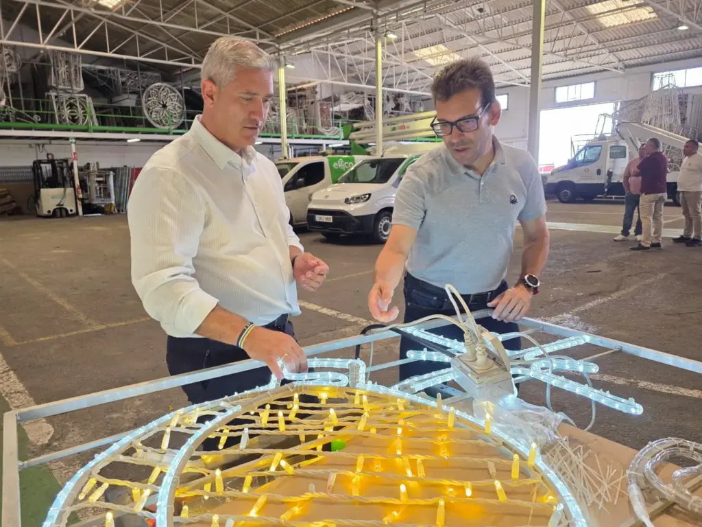 La Laguna arranca los preparativos de la Navidad con la instalación de más de 3.500 motivos decorativos